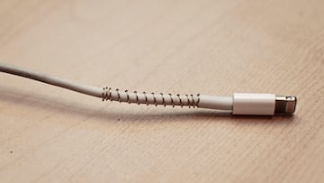 Coge un boli, rómpelo y solucionarás uno de los grandes problemas del cable de tu cargador