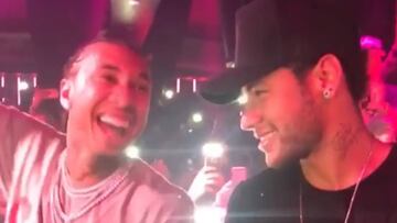 Tyga y Neymar en el concierto del rapero del 18 de noviembre de 2017 en el exclusivo club parisino "Queen"