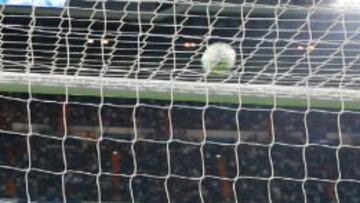 CIELO E INFIERNO. Ramos marcó a lo ‘panenka’ ante Portugal, mientras que el balón se fue a las nubes ante Neuer.
