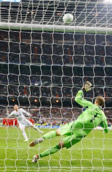 CIELO E INFIERNO. Ramos marcó a lo ‘panenka’ ante Portugal, mientras que el balón se fue a las nubes ante Neuer.