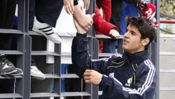 <b>RACHA. </b>Morata, pichichi de 2011, saluda a la afición.