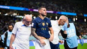 AL WAKRAH, QATAR - NOVEMBER 22: Lucas Hernandez of France (C) is injured, receives medical treatment and needs to exchange during the FIFA World Cup Qatar 2022 Group D match between France and Australia at Al Janoub Stadium on November 22, 2022 in Al Wakrah, Qatar. (Photo by Markus Gilliar - GES Sportfoto/Getty Images)