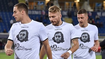 El Lazio calentando con la imagen de ana Frank en sus camisetas. 