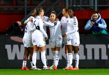 Soccer Football - Women's Champions League - Group B - FC Twente v Real Madrid - De Grolsch Veste, Enschede, Netherlands - November 20, 2024 Real Madrid's Linda Caicedo celebrates scoring their first goal with teammates REUTERS/Piroschka Van De Wouw