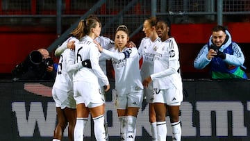 Soccer Football - Women's Champions League - Group B - FC Twente v Real Madrid - De Grolsch Veste, Enschede, Netherlands - November 20, 2024 Real Madrid's Linda Caicedo celebrates scoring their first goal with teammates REUTERS/Piroschka Van De Wouw