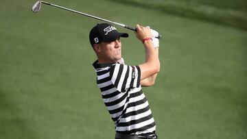 Justin Thomas golpea una bola durante el Waste Management Phoenix Open en el TPC Scottsdale de Scottsdale, Arizona.