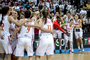 Las jugadoras españolas celebran la victoria.