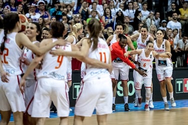 Las jugadoras espa?olas celebran la victoria.