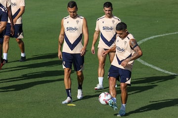 Gonzalo Escalante, Brian Ocampo y José Joaquín Matos en un entrenamiento en la Ciudad Deportiva.