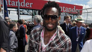 El ghanés Michel Essien posa en una carrera en España.