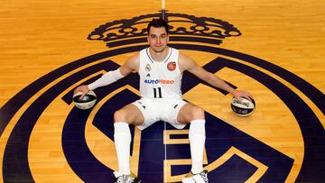 Mario Hezonja posa en mitad de la pista de entrenamiento en la Ciudad Deportiva del Real Madrid en Valdebebas.