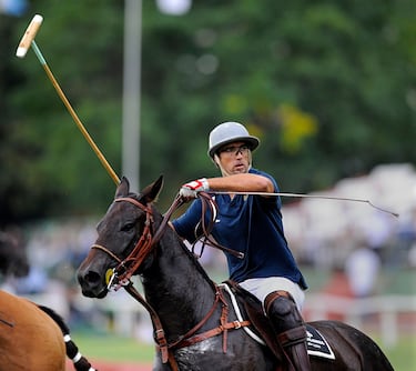 Considerado como uno de los mejores delanteros del mundo durante los años 90 y principios del siglo XXI, cuando decidió retirarse del fútbol profesional jugó varios partidos de polo en Argentina.