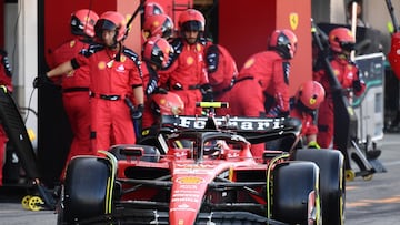 Carlos Sainz, tras un 'pit stop' en Suzuka.