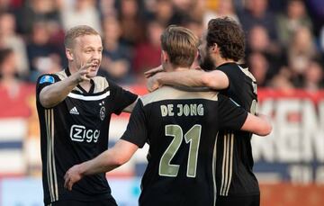 Donny van de Beek of Ajax, Frenkie de Jong of Ajax, Daley Blind of Ajax celebrate during the Dutch Eredivisie match between Willem II Tilburg and Ajax Amsterdam at Koning Willem II stadium on April 6, 2019 in Tilburg.