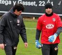 Asenjo sufre una leve contractura, pero podrá jugar ante el Xerez
