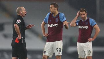 London (United Kingdom), 06/02/2021.- Referee Mike Dean (L) prepares to show the red card to West Ham&#039;&Auml;&ocirc;s Tomas Soucek (C) during the English Premier League soccer match between Fulham FC and West Ham United in London, Britain, 06 February