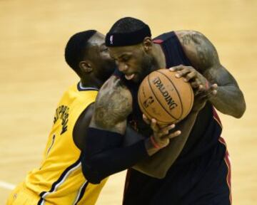 LeBron James y Lance Stephenson, los dos mejores jugadores del partido junto a Wade.
