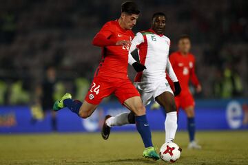 Futbol, Chile vs Burkina Faso.
Partido amistoso 2017.
El jugador de Chile Angelo Sagal, izquierda,  juega el balÃ³n contra Burkina Faso durante el partido amistoso  en el estadio Nacional.
Santiago, Chile.
02/06/2017
Marcelo Hernandez/Photosport***************

Football, Chile vs Burkina Faso.
Friendly match 2017.
Chile's player Angelo Sagal, left,  play the ball  during friendly match against Burkina Faso at Nacional stadium in Santiago, Chile.
02/06/2017
Marcelo Hernandez/Photosport