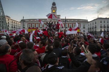 Los hinchas de River se concentraron en la Puerta del Sol antes del partido de mañana.