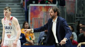 MÁLAGA, 16/02/2024.- El entrenador del Barça, Roger Grimau, da instrucciones durante el tercer partido de cuartos de final de la Copa del Rey que enfrenta a Barça y BAXI Manresa, este viernes en el Palacio de los Deportes José María Martín Carpena, en Málaga. EFE/Daniel Pérez
