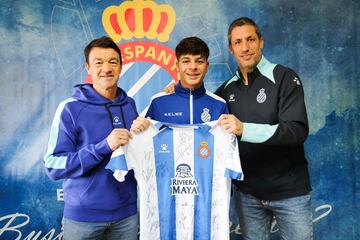 Eloy Pérez y Joan Capdevila entregan a Miguel Guardia la camiseta firmada por la plantilla.