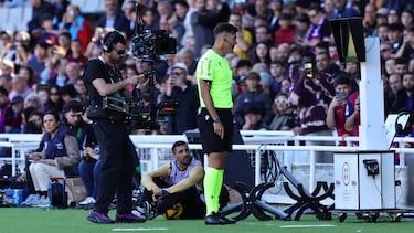 El árbitro Pulido Santana observa en el VAR la jugada entre Fermín López y Yaser Asprilla. Finalmente, no marcó penalti. 



