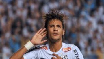 Neymar celebra un gol contra el Bolivar.