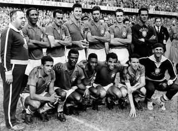 Brasil conquistó su primer Mundial al ganar en la final al anfitrión por 5-2. El conjunto sudamericano marcó 16 goles en todo el campeonato para ser campeón.