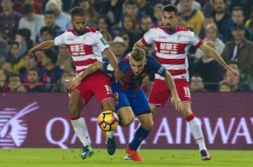 Digne trata de llevarse el balón. 