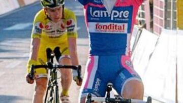 <b>BRAZOS EN ALTO. </b>Cunego pudo celebrar su triunfo sobre Riccó.