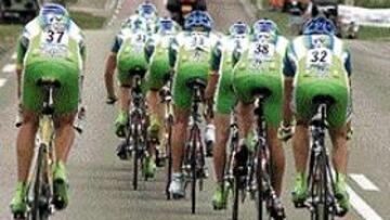 <b>PACTO.</b> Esteban González Pons y Pepe Quiles se abrazan
tras cerrar el acuerdo. Falta que hoy la UCI confi rme al Kelme como equipo de Segunda, aunque parece que está pactado.