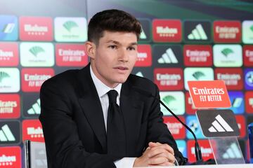 "No hay que poner las decisiones del club en tela de juicio, porque a la vista est¨¢ que es top 1 mundial. La cantera est¨¢ muy bien cuidada. Ayer estuve viendo al Castilla, al cual aprovecho para felicitar por su pase a la final del playoff. No hay que poner las decisiones del club en tela de juicio".