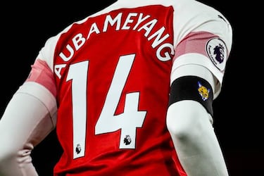 Arsenal wear fox-embroidered black armbands in respect for Vichai Srivaddhanaprabha