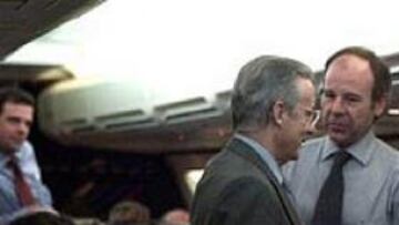<b>AL LADO DE GASPART.</B> En la imagen, Enric Reyna (con gafas) charla con Francesc Closa en el avión de regreso del Barcelona después de perder en Vigo contra el Celta.
