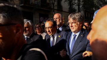 People gather around Catalan separatist leader Carles Puigdemont as he returns to Spain from seven years of self-imposed exile despite a pending warrant for his arrest, during a welcoming event organised by his party, Junts per Catalunya, in Barcelona, Spain, August 8, 2024. REUTERS/Nacho Doce