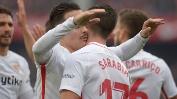 Roque Mesa abraza a Sarabia tras un gol del Sevilla en el encuentro ante el Girona.