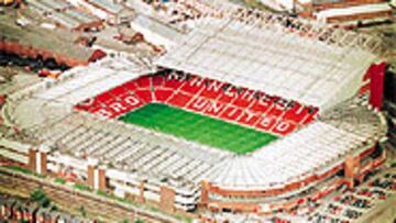 <b>IMPONENTE.</b> El estadio del Old Trafford se alza a las afueras de la ciudad, junto a una zona obrera, como uno de los símbolos de la misma.