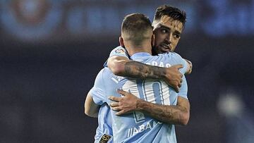 Brais Méndez y Iago Aspas se abrazan celebrando un gol del Celta.