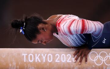 Simone Biles, que aspiraba a ganar seis oros en Tokio, sorprendió con su retirada en la prueba de equipos el segundo día. Aludió que no se sentía preparada mentalmente, poniendo encima de la mesa la presión y la exigencia a la que se ven sometidos los deportistas. Ganó un bronce.