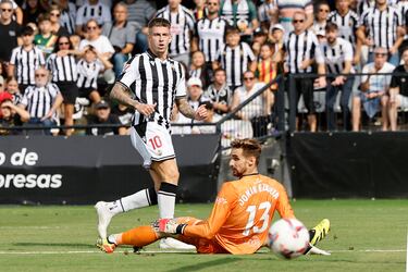 Ha habido dudas hasta el último momento, en si meter a Alfonso Herrero, del Málaga, por su penalti salvador; pero no se puede obviar el repertorio de paradas de un Ezkieta que mantiene a su Racing en lo alto de la tabla. El meta del líder completó nueve intervenciones y acumula tres partidos sin encajar.