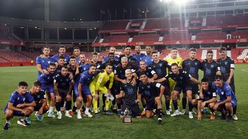 Los jugadores del Málaga posan con el trofeo conquistado.