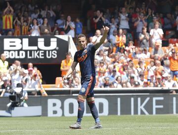 La dirección deportiva de Berta sondea jugadores para todas las líneas y en ataque se insiste en el nombre de Rodrigo, delantero del Valencia. El equipo che no quiere desprenderse de él, pues sus 16 goles han sido decisivos para la clasificación para la Champions (y otros tres logró en Copa), pero por una oferta "irrechazable" sí le abriría la puerta