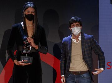 Raquel Carrera recoge el Premio Promesa del Deporte. Entrega el galardón Alfredo Gazpio (Head of Government Affairs_DANONE IBERIA).