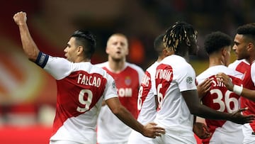 Monaco&#039;s Colombian forward Radamel Falcao (L) celebrates after scoring a goal  during the French L1 football match between Monaco (ASM) and Nimes (NO) on September 21, 2018, at the Louis II Stadium in Monaco. (Photo by VALERY HACHE / AFP)