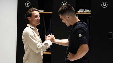 Odriozola saluda a Zubeldia, con el que ya jugó en la Real antes de irse al Real Madrid.