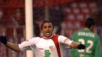 <B>ADIÓS A ESPAÑA.</B> El delantero uruguayo da por concluida una larga estancia por tierras españoles, donde ha militado en equipos de la talla del Espanyol, Málaga y Sevilla.