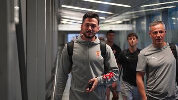 21-09-24. LA EXPEDICION DEL SPORTING, CON JESÚS BERNAL EN PRIMER PLANO, A SU LLEGADA A TENERIFE.