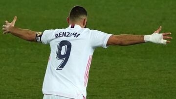 Real Madrid&#039;s French forward Karim Benzema celebrates his second goal during the Spanish league football match between Deportivo Alaves and Real Madrid CF at the Mendizorroza stadium in Vitoria on January 23, 2021. (Photo by Cesar Manso / AFP)