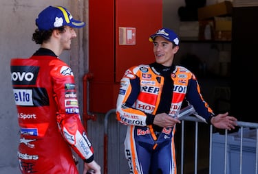 Francesco Bagnaia, vigente campeón del mundo, charla animadamente con Marc Márquez, hexacampeón de la categoría reina, antes de la carrera al sprint.