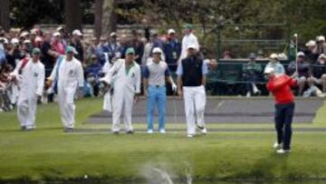 A POR TODAS. Sergio García pasa una bola tocando el agua en el hoyo 16 durante las prácticas.